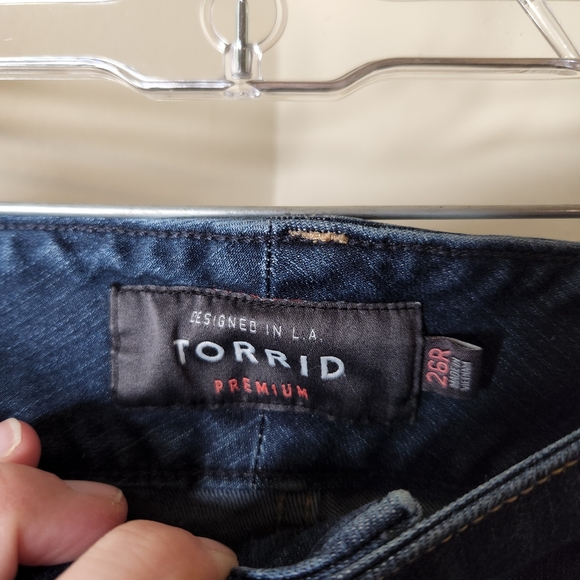 Torrid 26R Premium Stretch Medium wash button fly zipper hem jegging - Picture 5 of 7